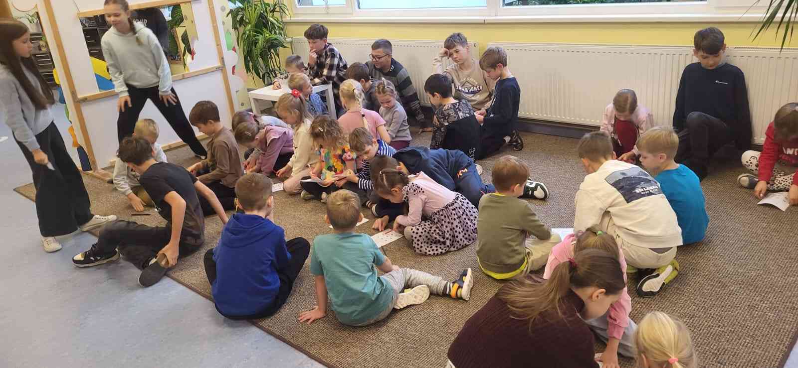 5.g klases skolēni, veicot savu labo darbu, iepriecina mazākos
